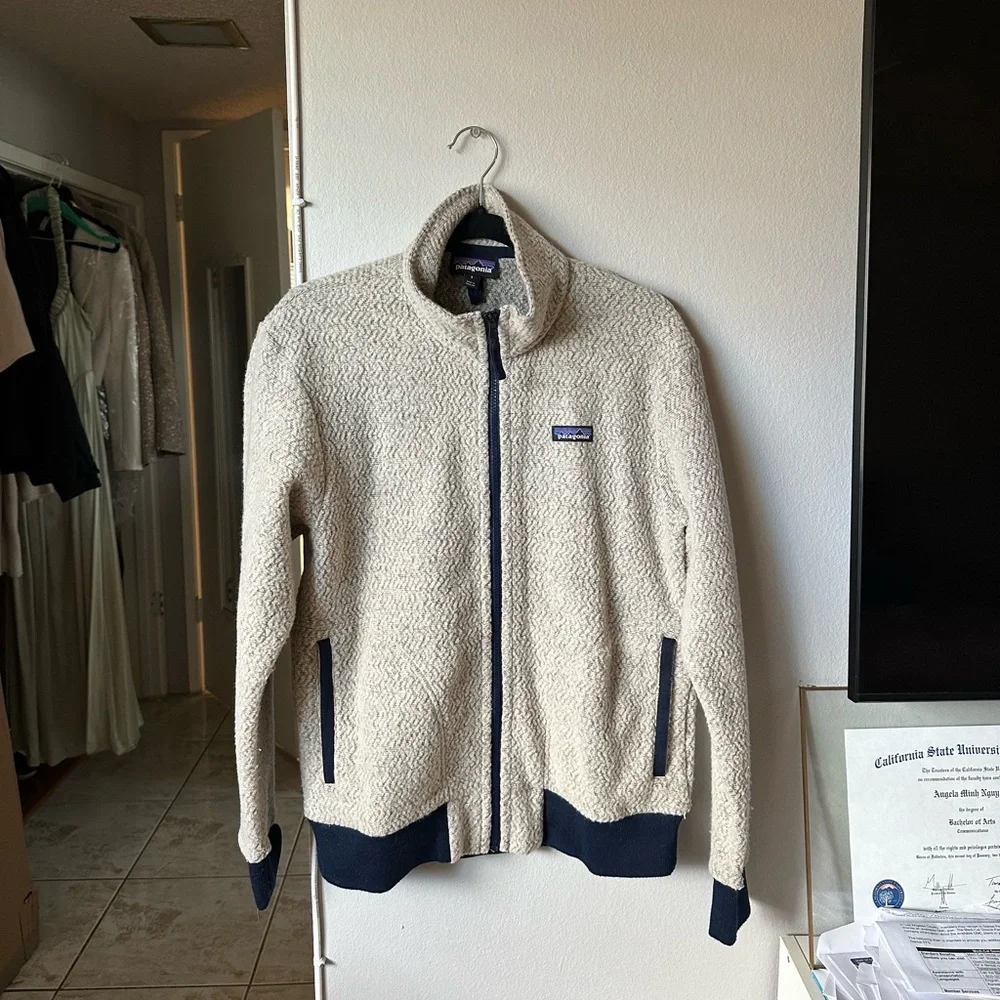 Patagonia Women's Tan Teddy Jacket - Picture 3 of 6